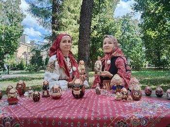 Народный мастер Воронежской области, мастер росписи по дереву Евгения Николаевна Афанасенко приняла участие в съёмках для корпоративного социального проекта ОАО "РЖД" "Семейные ценности и традиции".